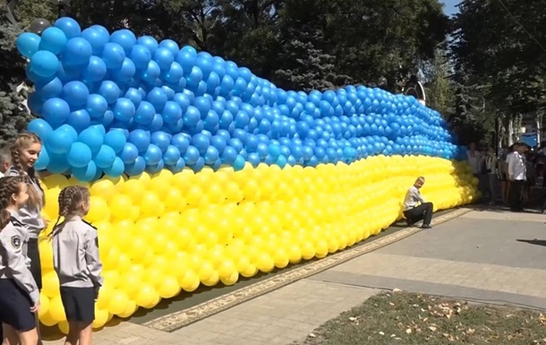 В Запорожье собрали рекордный флаг Украины из воздушных шариков