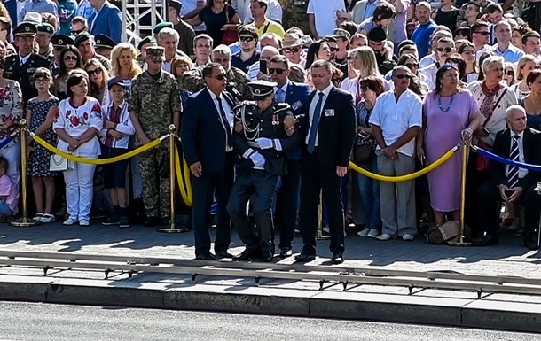 Во время парада солдат караула потерял сознание