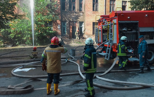 У Києві спалахнув будинок колишньої друкарні