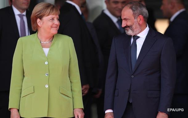 Меркель пригласила премьера Армении посетить Германию