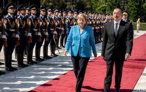Меркель пропонує посередництво ФРН у врегулюванні карабаського конфлікту