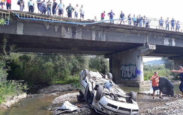 На Львівщині троє людей постраждали через падіння машини з моста