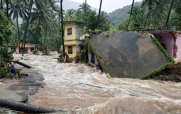 Наводнения в Индии: число жертв превысило 440