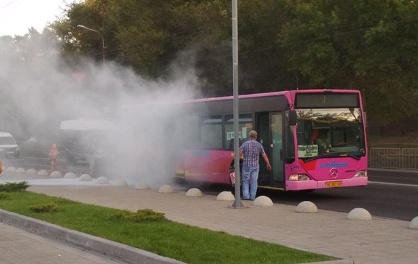 В центре Днепра загорелся автобус с пассажирами