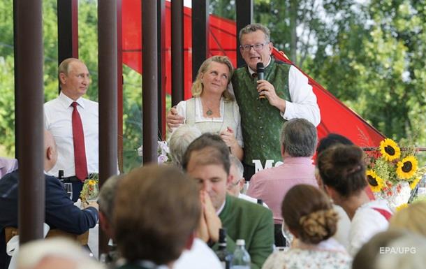 Глава МИД Австрии потеряла сознание во время форума