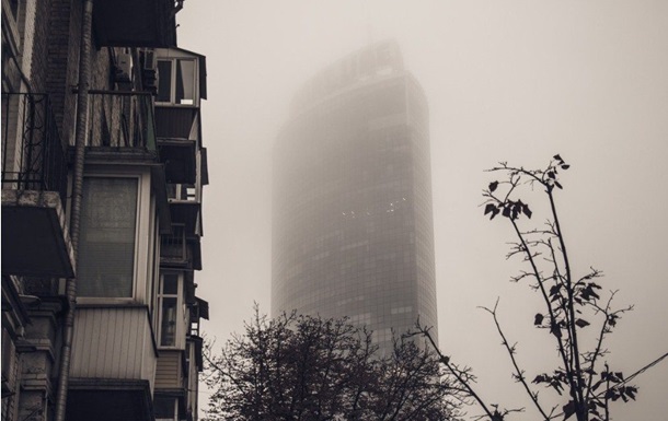 Киев окутал густой туман