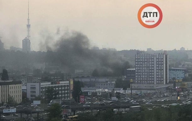 Масштабна пожежа в Києві: горить завод Маяк