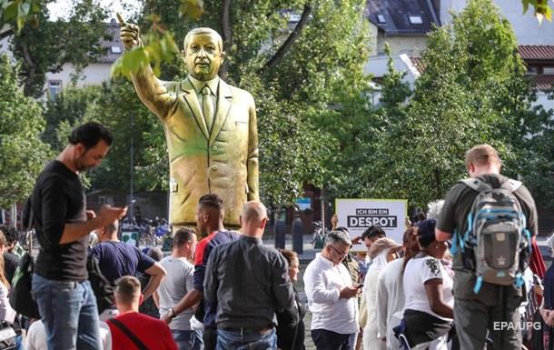 В Германии демонтируют  золотую  статую Эрдогана