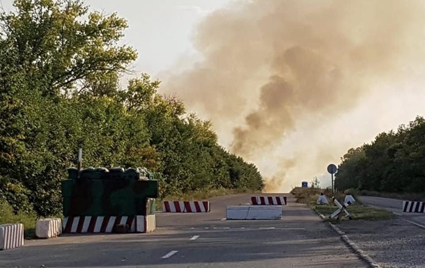 Появились фото пожаров возле КПП на Донбассе