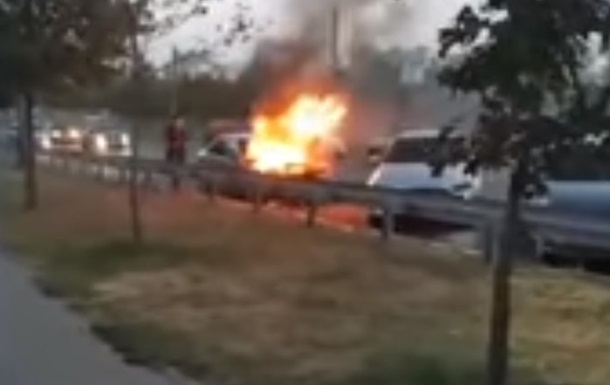 У Харкові на ходу загорілася машина