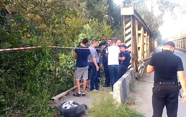 У Чернівцях викрадач авто злетів з мосту під час втечі від поліції