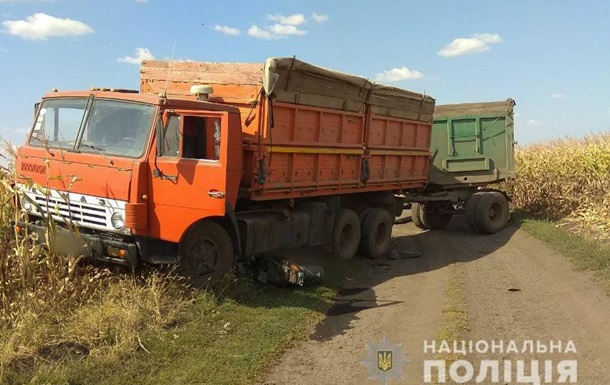 Вантажівка переїхала двох мопедистів у Харківській області