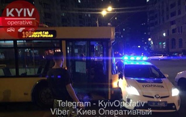 В Киеве столкнулись троллейбус и авто полиции
