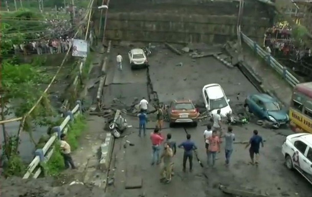 В Индии обрушился мост, есть жертвы