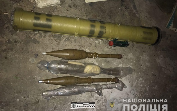 В гараже Днепра нашли противотанковую ракету и угнанный автомобиль