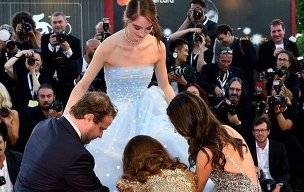 На фестивалі у Венеції актриса заплуталася в сукні