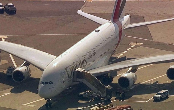 В Нью-Йорк прибыл самолет из Дубая с сотней заболевших пассажиров на борту