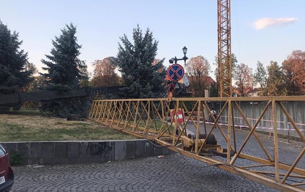 У центрі Ужгорода впав будівельний кран