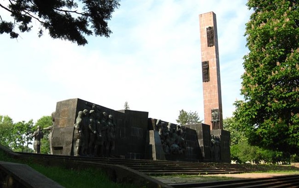 У Львові демонтують пам ятник Слави радянським воїнам