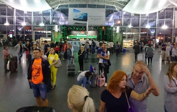 Туристы на сутки застряли в аэропорту Борисполь