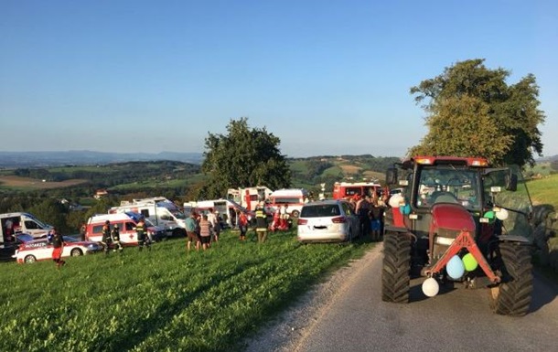 В Австрії перекинувся трактор з причепом: 13 постраждалих