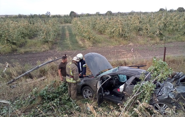 У Донецькій області легковик врізався у дерево, є жертви