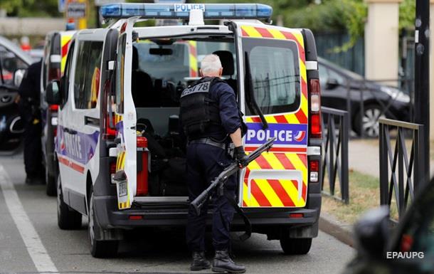 Мужчина с ножом напал на прохожих в Париже