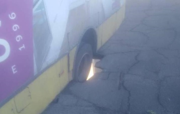 В Запорожье пассажирский автобус застрял в яме
