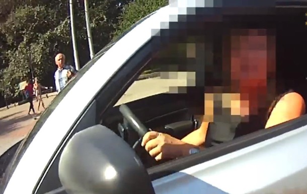 У Львові жінка-водій наїхала на патрульного