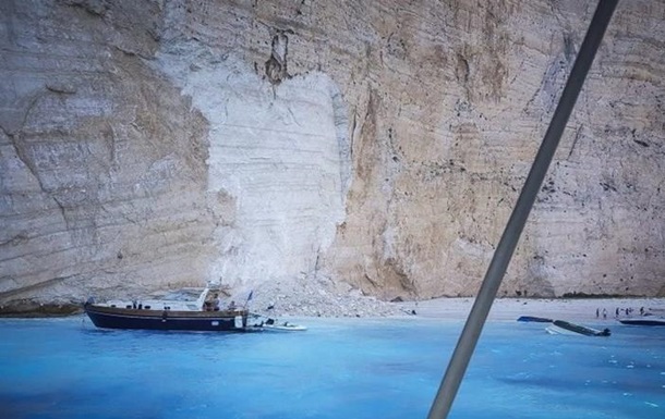 В Греции скала рухнула на пляж, есть пострадавшие