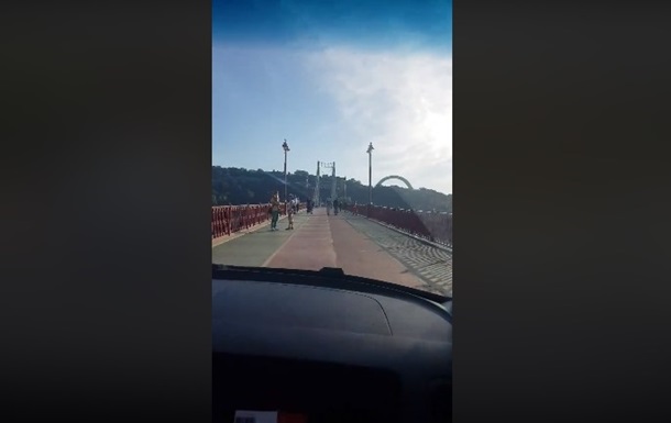 В Киеве водитель проехал по Пешеходному мосту