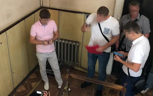 Во Львове полицейского чиновника поймали на взятке