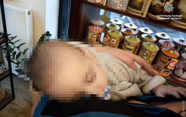 В Одесі п яні батьки залишили дитину на вулиці