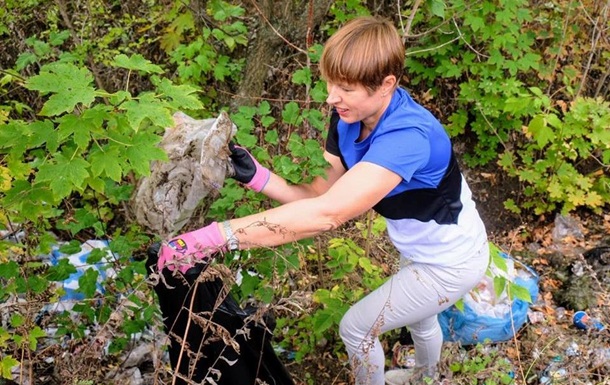 Президент Естонії прибрала сміття в парку Дніпра