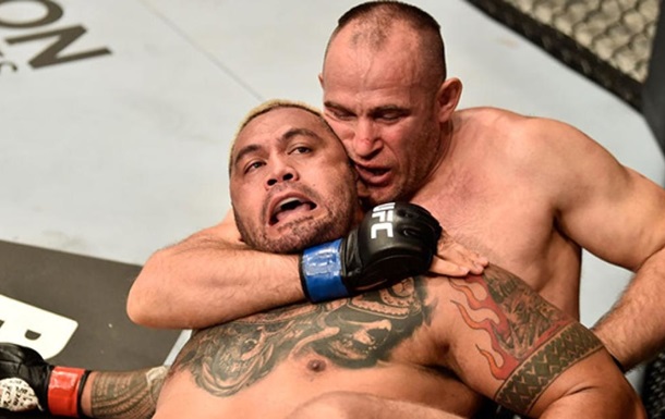 Олейник победил Ханта в главном поединке турнира UFC в Москве
