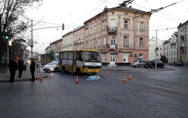 У центрі Львова маршрутка збила на смерть жінку