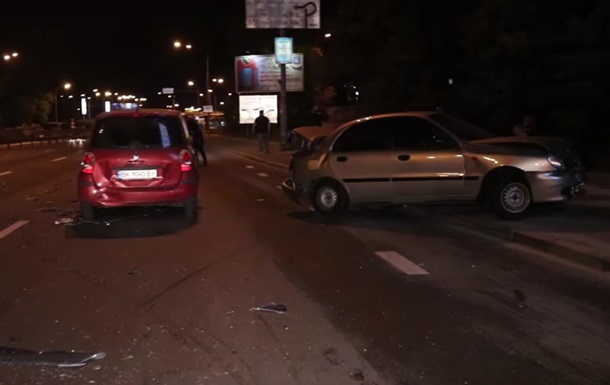 В Киеве Mercedes влетел в две машины во время оформления ДТП