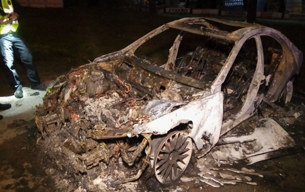 В Киеве сгорел Mercedes, водитель которого пытался скрыться от полиции