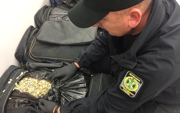 Львівські прикордонники виявили в багажі 80 кг макової соломки