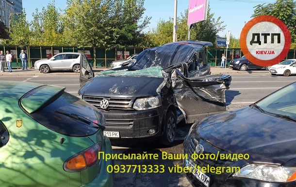 В Киеве столкнулись пять авто