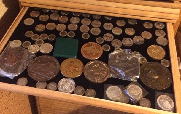 В Одесе у задержанного таможенника нашли коллекцию монет и картин