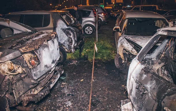 У Києві на автостоянці спалили шість автомобілів