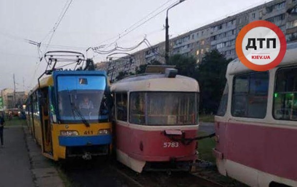 У Києві трамвай зійшов з рейок і врізався в зустрічний