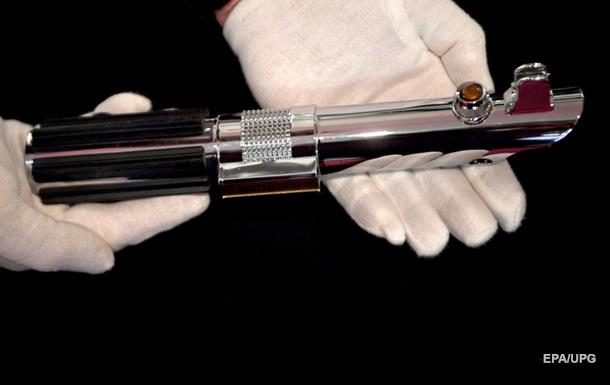 На аукціоні в Лондоні продали світловий меч із Зоряних воєн