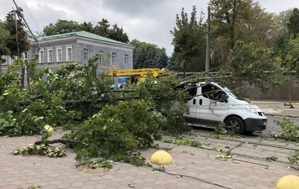 В Одесі вітер валить дерева