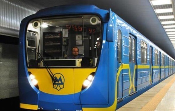 В метро Киева пассажир упал на рельсы