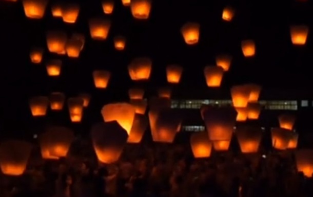 На Тайвані сотні людей запустили небесні ліхтарики