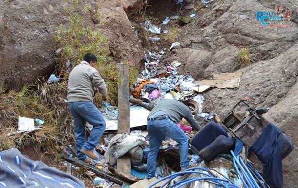 У Перу автобус впав у прірву: загинули більше 20 осіб