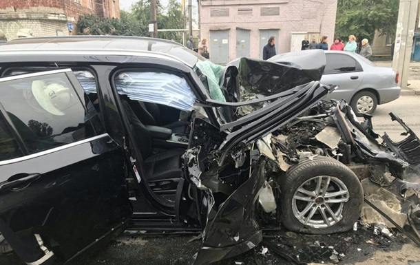 В Харькове BMW въехал в маршрутку на остановке: шесть пострадавших