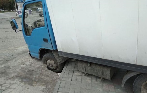 В Кременчуге автомобиль застрял в яме на асфальте